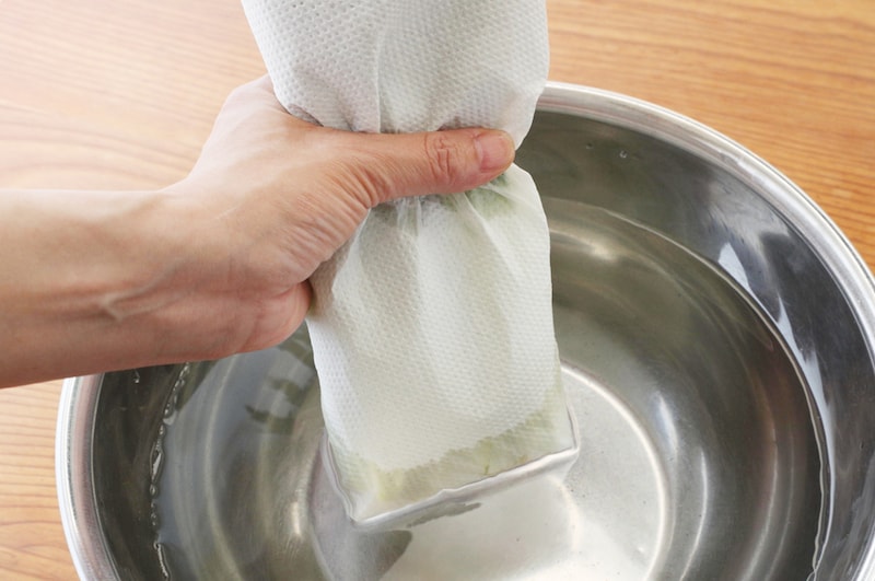 写真:根元部分を水で軽く湿らせる