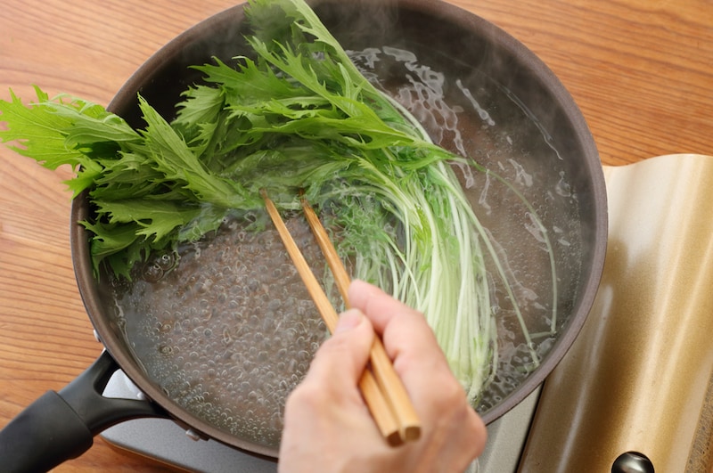 写真:水菜をゆでる