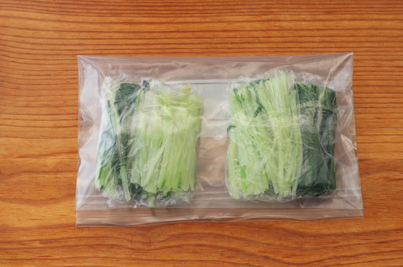 写真:ジッパー付き保存袋に入れて冷凍庫へ