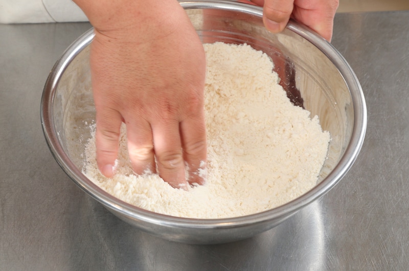写真：中力粉、塩を混ぜる