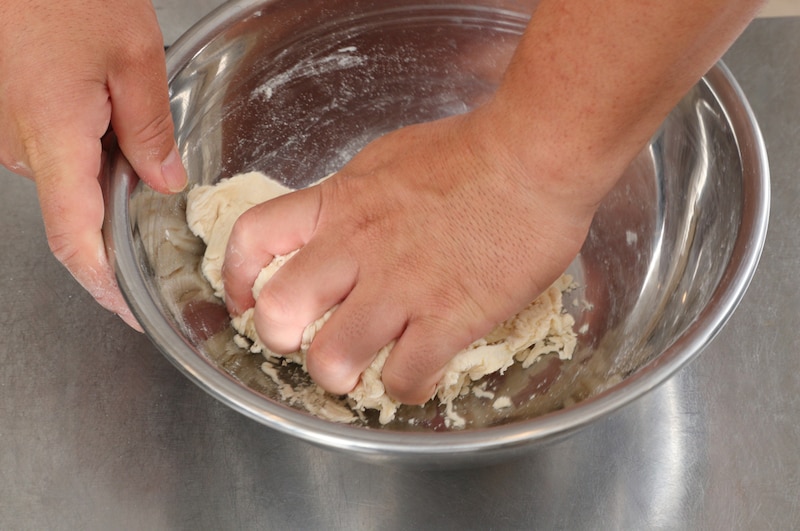 写真：生地を軽くこねる