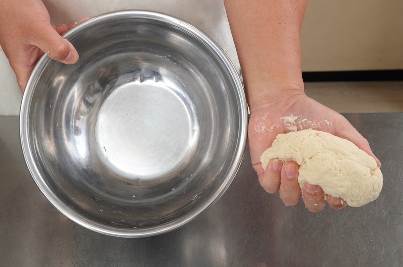 写真：生地をまとめる