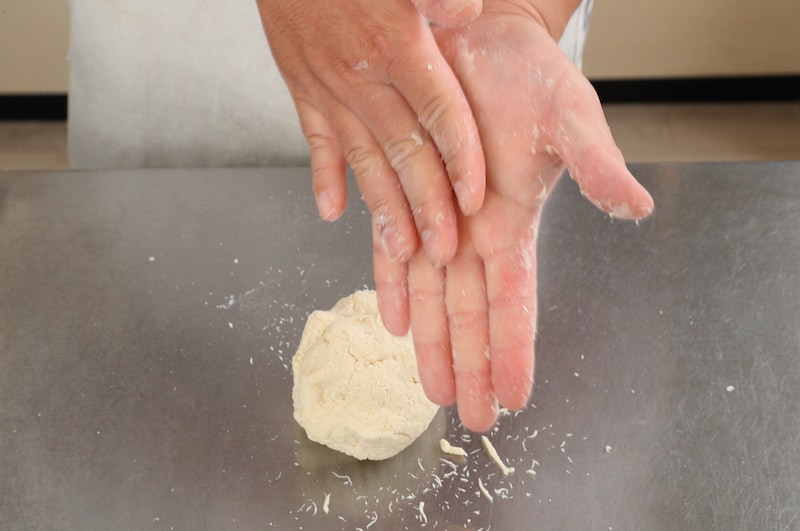 写真：手に付いた分もこすり合わせてまとめる