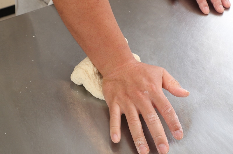 写真：前方にすべらせる