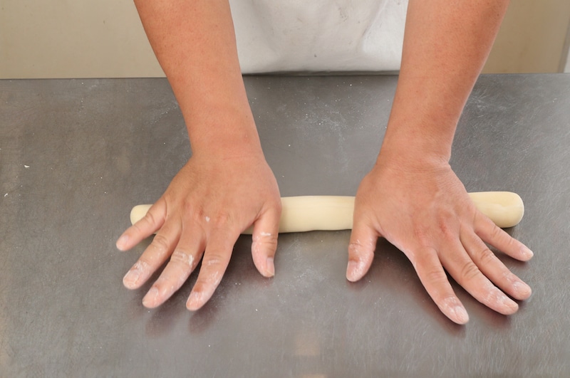 写真：転がしながら伸ばす