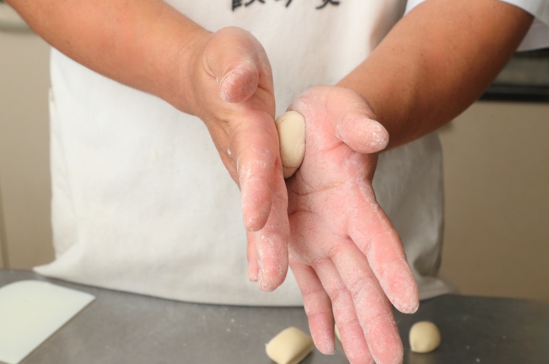 写真：手で丸めて団子状