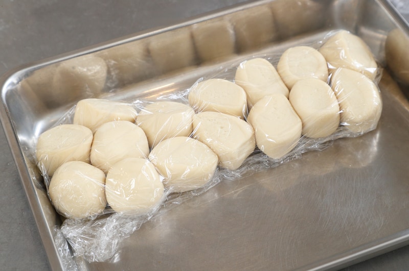 写真：小分けにした状態でラップに包む