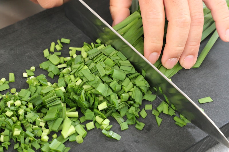 写真：にらをカットする