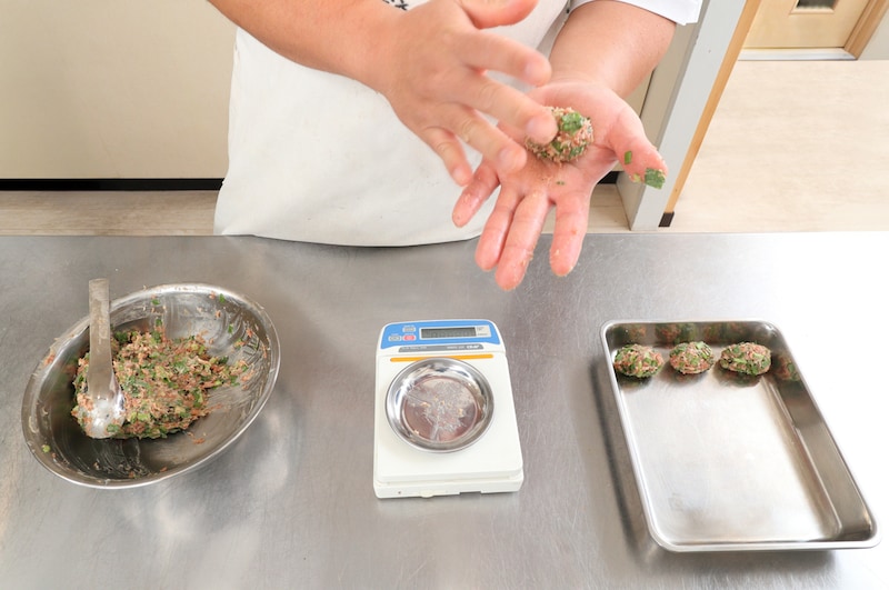 写真：俵形に丸める