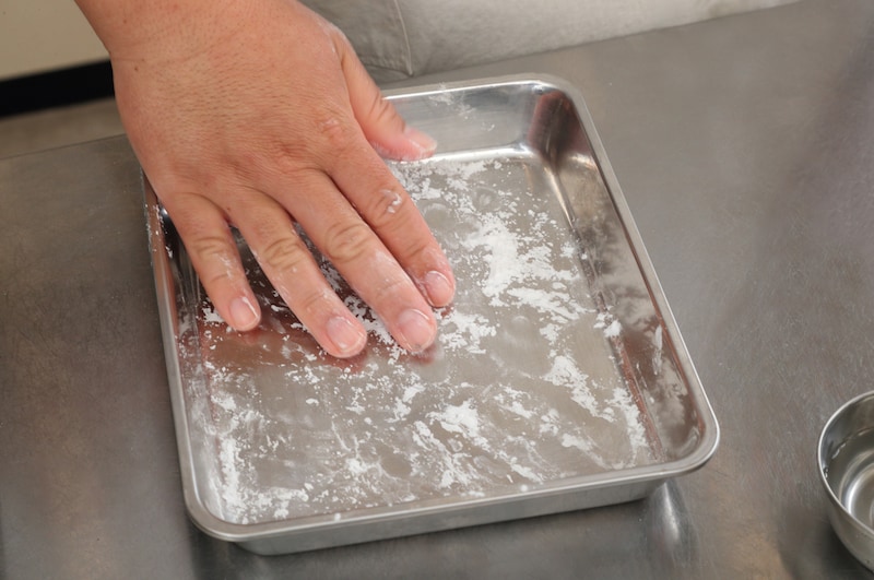 写真：作業台バットに片栗粉を振る