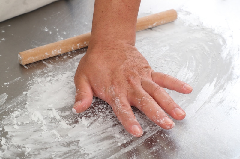 写真：手のひらで軽くつぶす