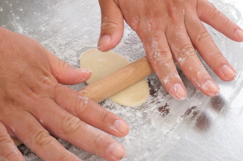 写真：小さい麺棒で縦に伸ばす