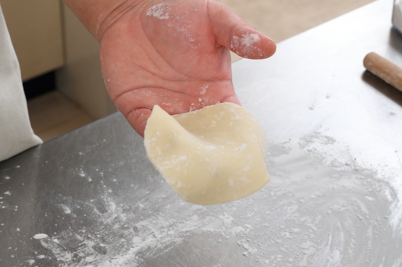 写真：直径9〜10cmの丸い皮に成形