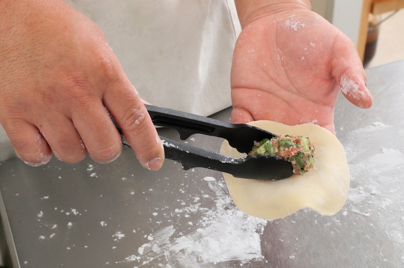 写真：肉あんを生地に載せる