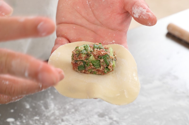 写真：生地の外周の半分に水を塗る