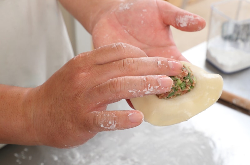 写真：肉あんを生地で包む