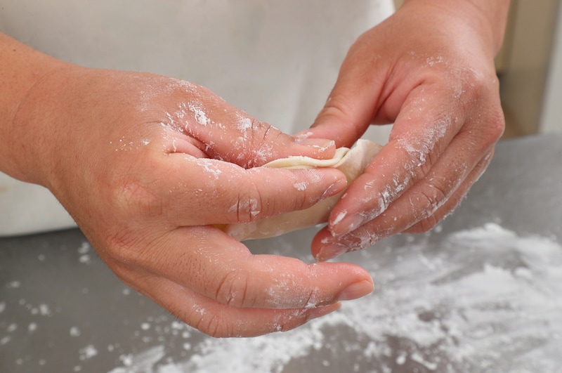 写真：生地を指でしっかり圧着させる