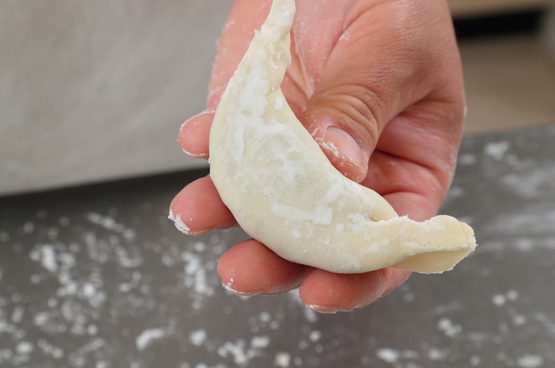 写真：餃子らしい半月状になるように形を整える