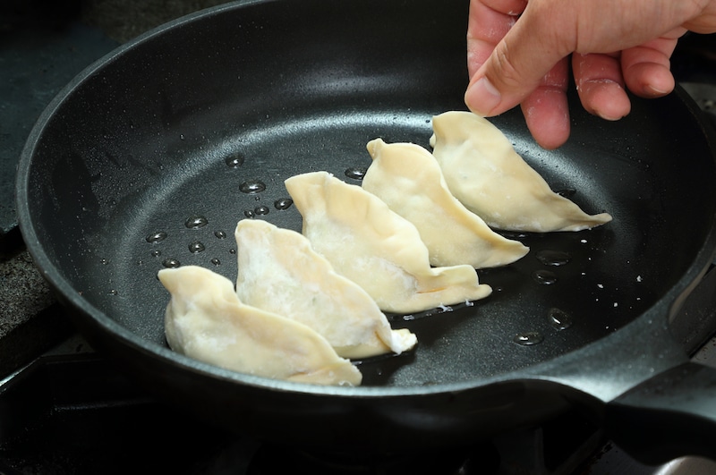 写真：火はつけずに餃子を並べる