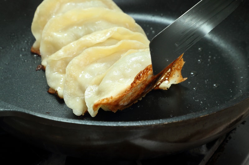 写真：焼き色をチェックする