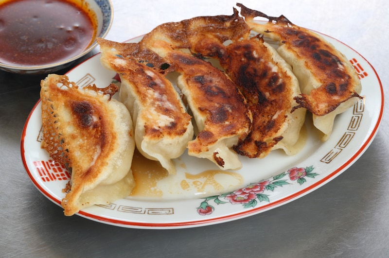 写真：こんがりきつね色に焼き上がった餃子