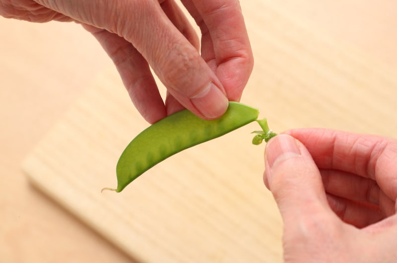 写真：さやえんどうのへたを折る