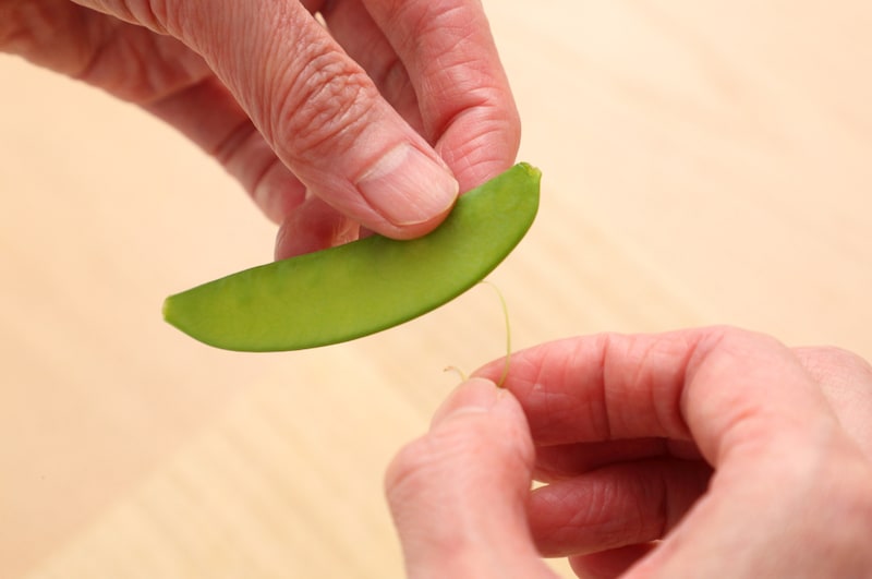 写真：反対側の筋を取り除く