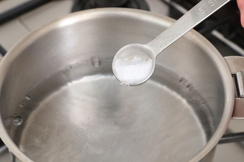 写真：鍋に湯を沸かし、塩を入れる