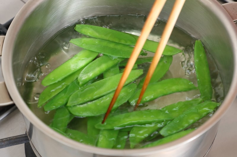 写真：下処理を済ませたさやえんどうを入れる