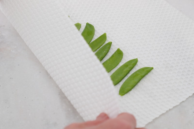 写真：キッチンペーパーにさやえんどうを並べる