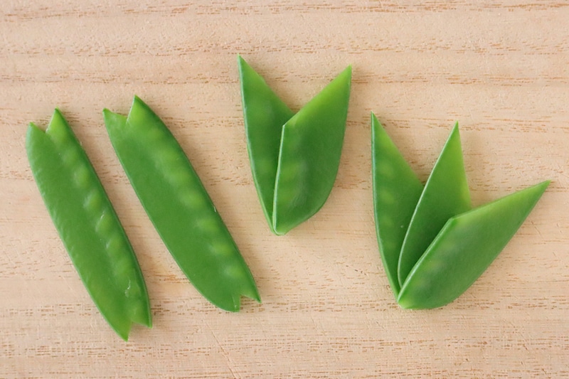 写真：左側が矢羽根切りで、右側が竹に見立てたもの