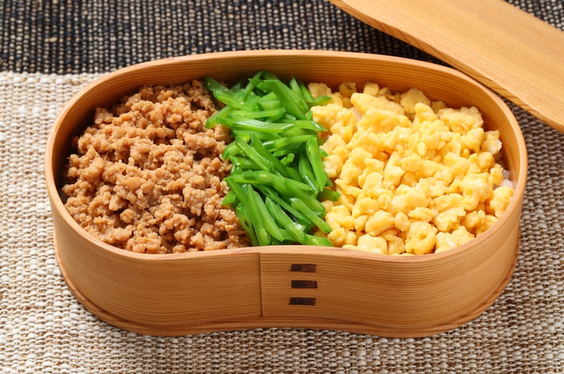 写真：さやえんどうを使った三色弁当