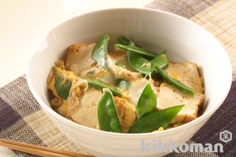 写真：さやえんどうの卵とじ丼