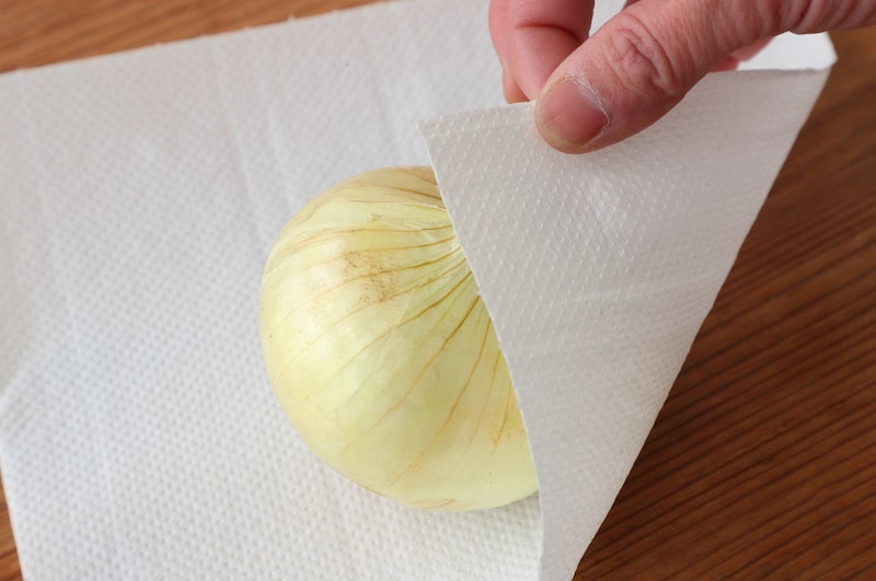 写真：キッチンペーパーで包む