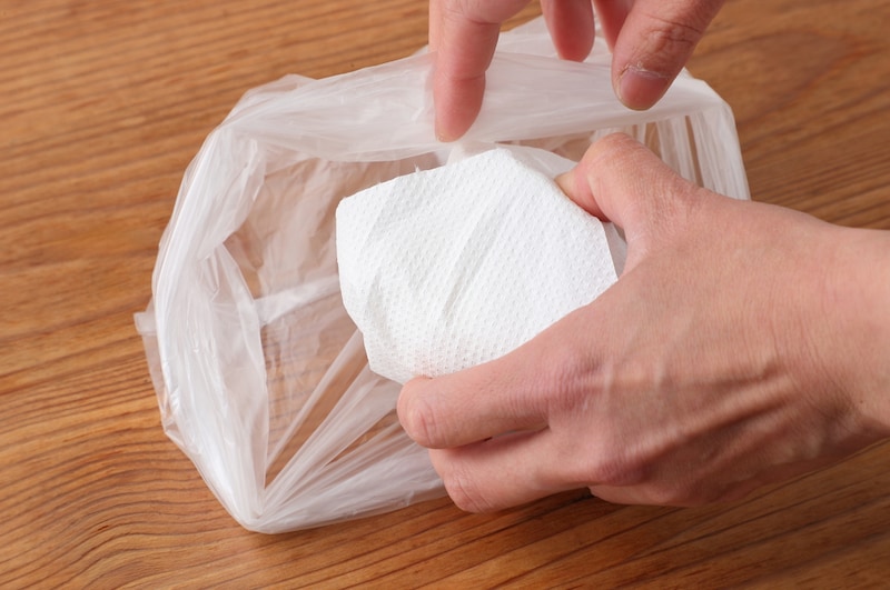 写真：ポリ袋に入れる