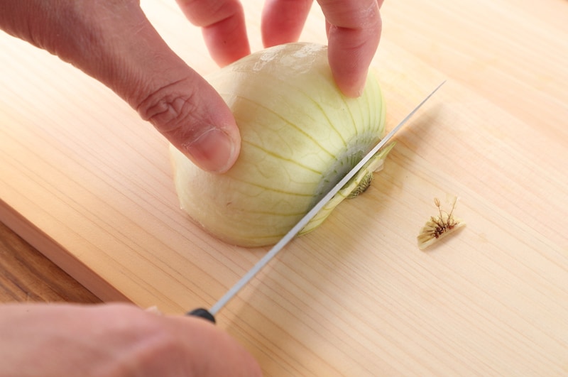 写真：上部と根の部分を切り落とす