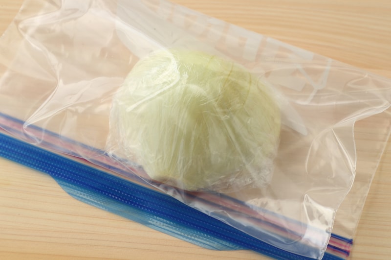 写真：保存袋に入れ、空気を抜く