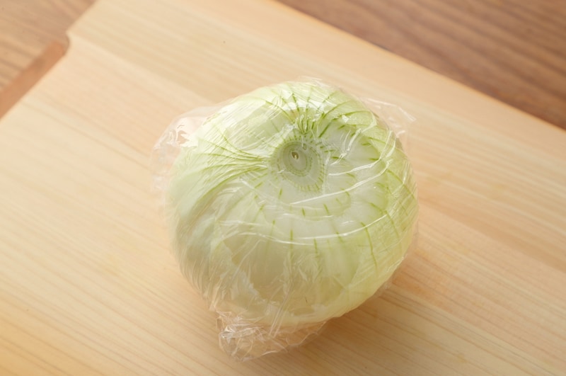 写真：ラップで包む