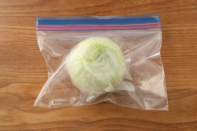 写真：保存袋に入れて空気を抜く