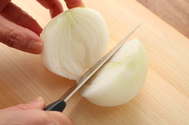 写真：冷凍した新玉ねぎを切る
