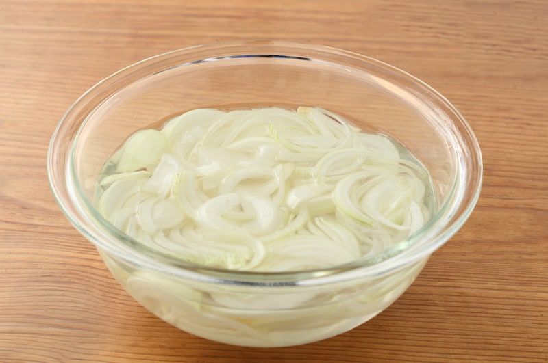 写真：水にさらす辛み抜き