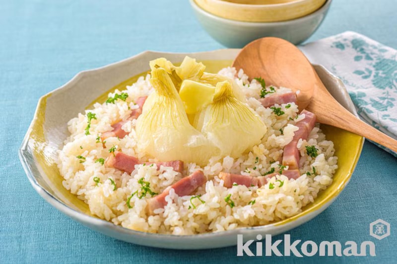 写真：丸ごと新玉ねぎとベーコンの洋風炊き込みごはん