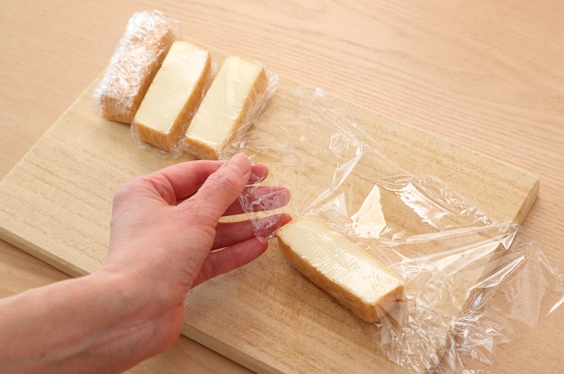 写真：ひとつずつラップで包む