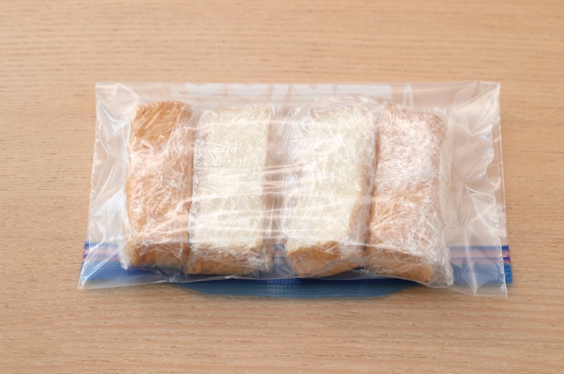 写真：ジッパー付き保存袋に入れる