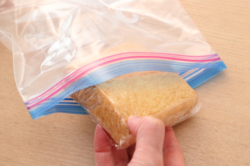 写真：ジッパー付き保存袋に入れる