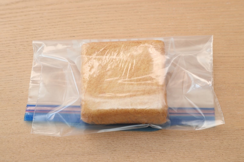 写真：空気を抜いて冷蔵庫で保存する
