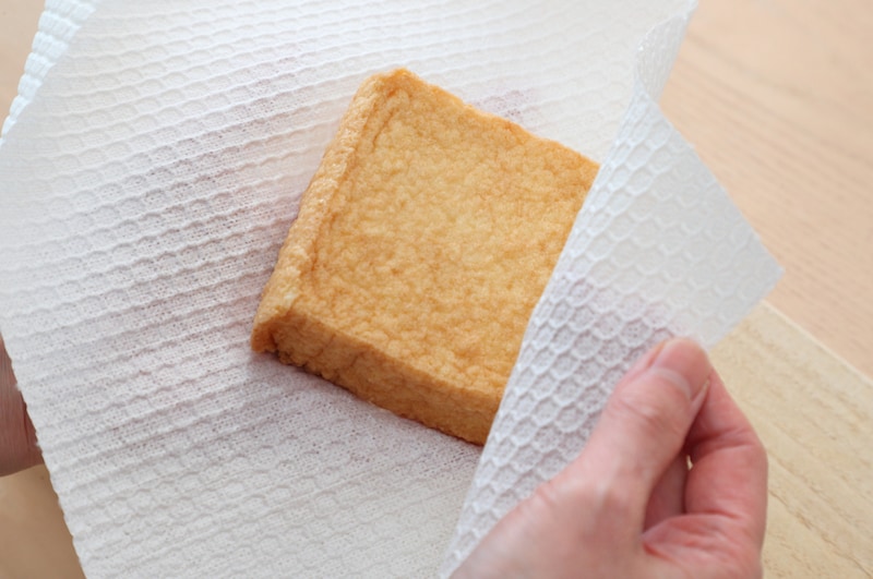 写真：キッチンペーパーで水けを取り除く