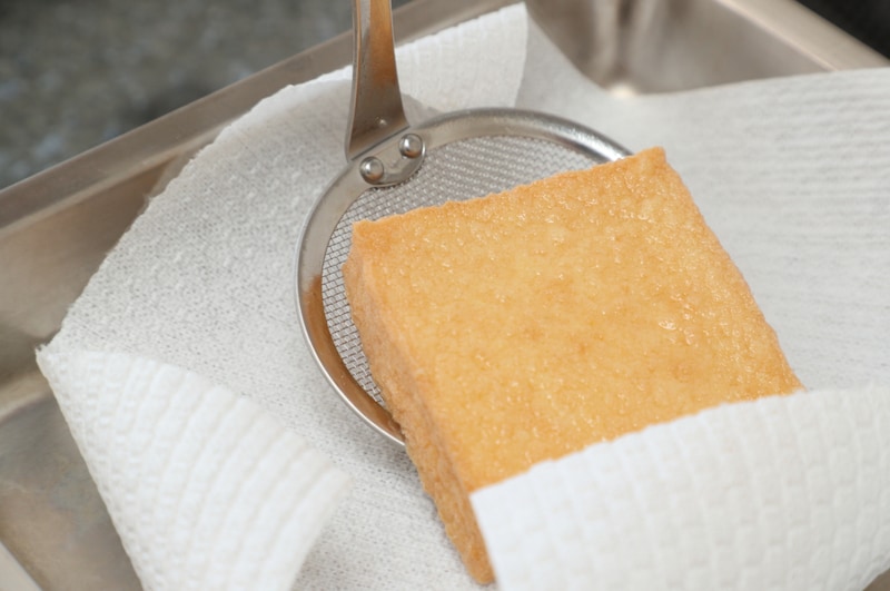 写真：キッチンペーパーで水けを取り除く