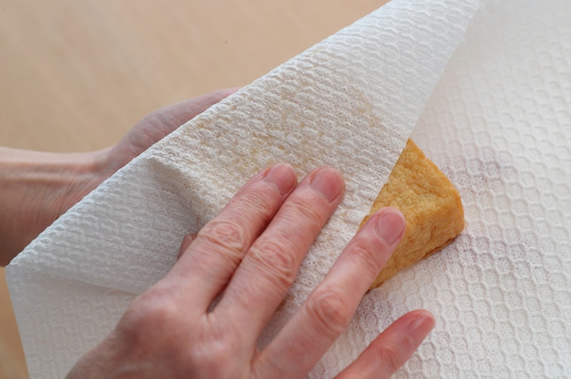 写真：キッチンペーパーで表面を押さえる