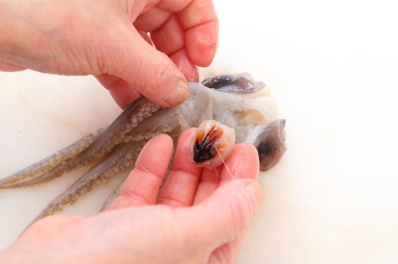 写真：トンビ（くちばし）を取り除く